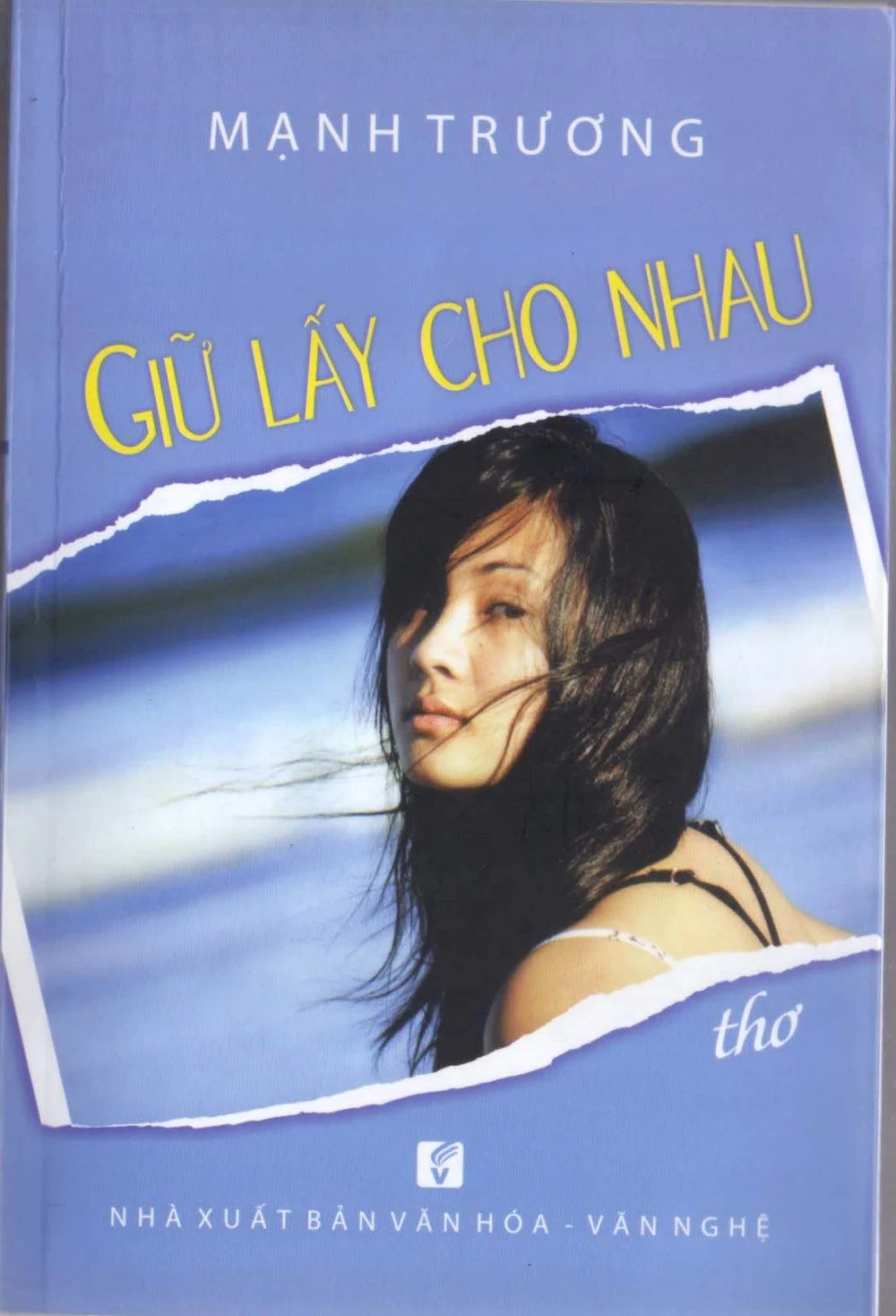 Bìa gốc Giữ lấy cho nhau, Mạnh Trường, nền xanh với tên sách màu vàng.